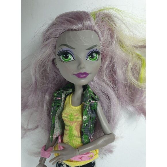 Monster High Doll Ghoulia Yelps 10.5" Doll and Chair Bundle Collectible - Picture 4 of 6